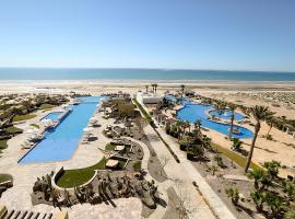 Encanto Living 304 Spacious, 2 Bedroom Ocean View!!, hotel v destinaci Playa Encanto