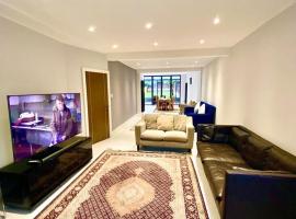 Luxury 5 bedroom house with Private car park in London, hotel in Hendon