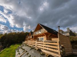 Domek drewniany w górach Jacuzzi & Balia - Osada Chełm、Stróżaの駐車場付きホテル