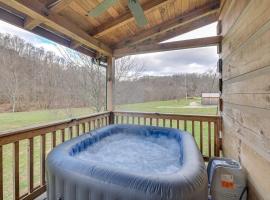 Pet-Friendly Cabin with Hot Tub in Daniel Boone NF – hotel z parkingiem w mieście Beattyville