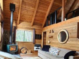 Alpine Retreat: Off-Grid Cabin Winter Adventure, מקום אירוח בשירות עצמי בפמברטון