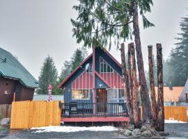 Inviting Mt Hood Cabin with Porch 1 Mi to Skibowl!, hotel en Government Camp