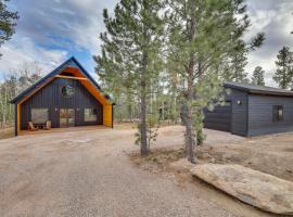 Family-Friendly Lead Cabin with Loft and Balcony!, vacation home in Lead