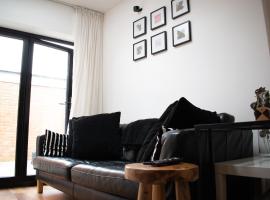 SW Stay - Stylish One Bedroom with patio, familjehotell i London