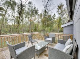 Charming Louisiana Getaway with Deck and Yard!, hotel with parking in Destrehan