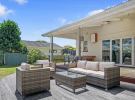 Sunlit Retreat - Te Horo Beach Holiday Home, hotel v destinaci Otaki