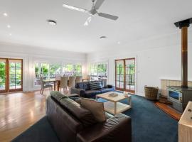 Magical Lucindale - Gorgeous 4 Bedroom House, villa in Lucaston