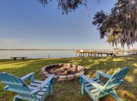 River Retreat with Old-World Charm Near Boat Launch!, hotel en Clay Landing