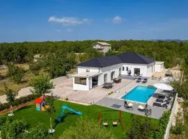 NEW! Villa Lukas with 44m2 pool in Makarska hinterland