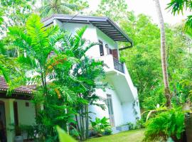 Charming dark lodge in river, chalet i Weligama