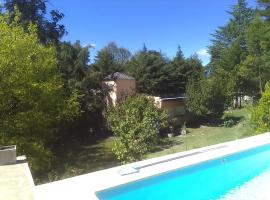 Las Moras, hotel amb piscina a Villa Giardino