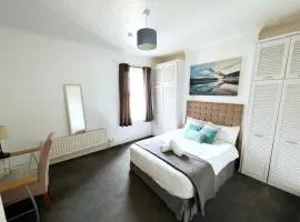Newly Refurbished 2 Bedroom Flat - Long stays AVL