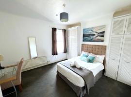 Beautiful 3 bed apartment - Free parking, Near trains、Norburyのホテル