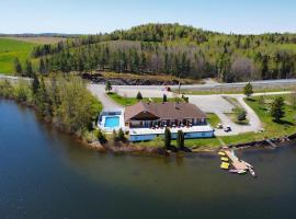Auberge Du Lac Malcom, hotel with pools in Sayabec