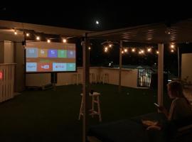 The Penthouse Mooloolaba, Private Luxury Rooftop Living, hotel u gradu Mololaba