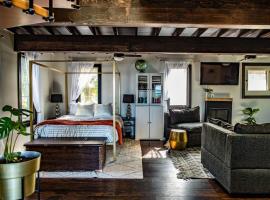 The Fisherman's Cottage - a Lakeside Loft, hotel with parking in Portland