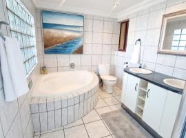 Ripple - King Bed- Swim - BBQ- 4 Adults 2 kids, hotel in Umdloti