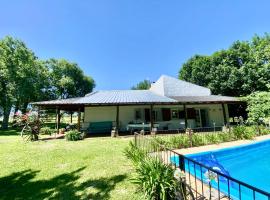 Casa de Campo SAN JACINTO , Hostel Hab privadas Casa completa exclusiva para grupos GRANDES Motoposada consulta promo junio julio y Agosto, homestay in Gualeguaychú