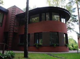 Cozy house with sauna, pool and private garden, hotel in Rīga