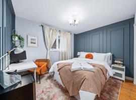 Large & Sunny Private bedroom in Villa, cabaña en Toronto