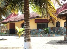Rent your own private beach bungalow, hotel bajet di Ampeni