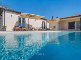Villa GRACE with large pool 40m2 near beautiful beaches of Istria, cabaña o casa de campo en Smoljanci