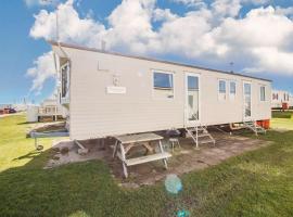 Spacious 8 Berth Caravan At Heacham Beach Holiday Park In Norfolk Ref 21027b, viešbutis mieste Hečemas