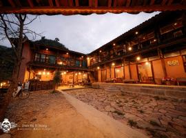 Dinh Đá H'Mông - Karsterly Rock Lodge, hotel con bañera de hidromasaje en Dồng Văn