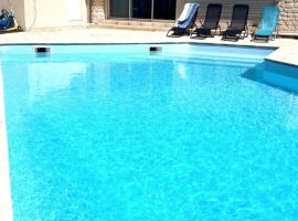 Gîte du Midi de Saint-Porchaire - Charmante maison de vacances avec piscine chauffée, budgethotel i Saint-Porchaire