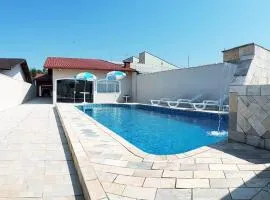 Casa confortável com 4 suítes para até 20 pessoas.