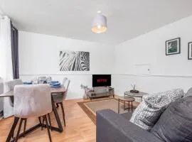 4 Bedroom House with Parking & Garden by Cherry Inn Short Let's & Services Accomodation