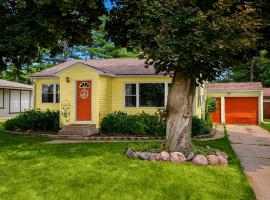 French Island Home Whot Tub, Kayak, Lake View, hotel med parkering i La Crosse