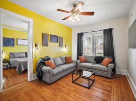 Downtown Den-King Bed~Heart of Eustis~Queen Sleeper~Upstairs~Bright & Happy, מלון בEustis
