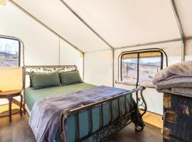 Silver Spur Homestead Luxury Glamping -The Tombstone, hotel di Tombstone