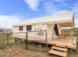 Silver Spur Homestead Luxury Glamping -The Miner, hotel in Tombstone