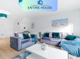 Modern 4 Bedroom House With Parking in Farnham Royal, Slough By Ferndale, vacation rental in Slough