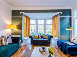Huge House in Leeds 6BR sleeps13 by PureStay Short Lets, hotel in Meanwood