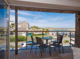 The Beach House & Porth Sands Apartments, hotel i Newquay