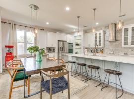 3 Mi to USF Dog-Friendly Home with Large Yard, hotel u gradu 'Lutz'