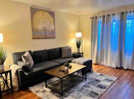 Beautiful 2BR Apartment. Black-out Curtains, hotel in Peoria