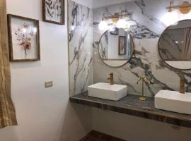 Banyan Rose Room 4: Orange Walk şehrinde bir otoparklı otel