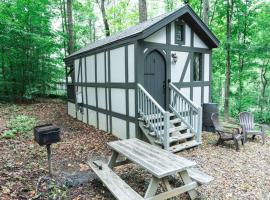 Tiny Home Cottage Near the Smokies #1 Olga、セバービルのホテル