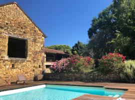 Havre de paix: maison de campagne avec piscine, hotel din Carvès