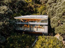 Kawakawa House - Piha Holiday Home, cabaña o casa de campo en Auckland