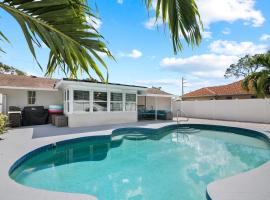 Ultimate Private Home with Heated Pool: Sarasota şehrinde bir kulübe