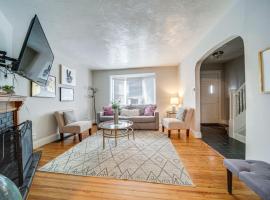Pet-Friendly Cleveland Townhome, 2 Mi to Downtown!, hotel di Cleveland