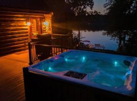 New Hot Tub Fall Oasis with Amazing FawnLake Views, hotel in Cross Lake