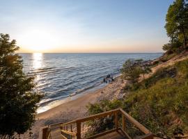 Relax on Lake Michigan at Tranquil Shores, hotel in Norton Shores