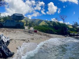 Embark on a journey through Maui with Aloha Glamp's jeep and rooftop tent allows you to discover diverse campgrounds, unveiling the island's beauty from unique perspectives each day، مكان تخييم فخم في بايا