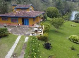 La Escondida, con acceso al lago